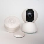 iPhone 18 : Samsung vise le capteur photo au Texas dès mars 2026, rien n'est joué Modern minimalist smart home devices including security camera and sensors in white.