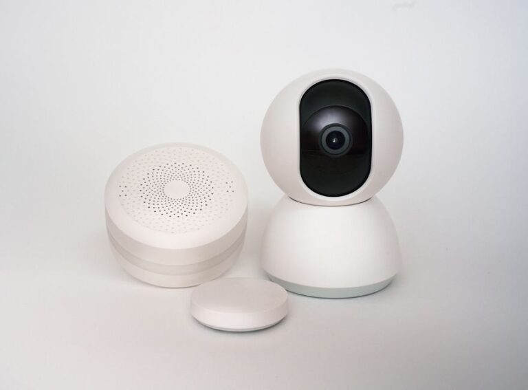 iPhone 18 : Samsung vise le capteur photo au Texas dès mars 2026, rien n’est joué Modern minimalist smart home devices including security camera and sensors in white.
