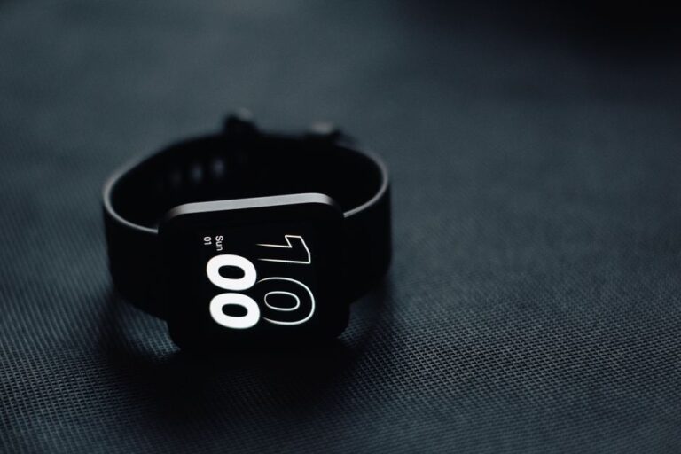 Apple Watch Series 11 à 329 $ pour le Cyber Monday 2025 : le piège du 42 mm Modern smartwatch displaying time on a sleek dark gray surface, perfect for tech enthusiasts.