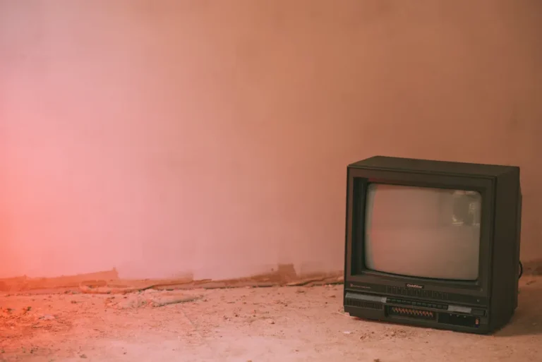 A Charlie Brown Christmas gratuit en 2025 : Snoopy n’a eu que 48 heures Old TV set with CRT screen on rough cement floor near wall in building