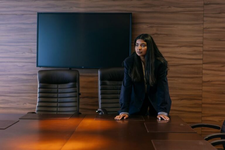 Jeff Williams chez Disney en 2026 : le vote avant le couronnement Professional woman in corporate attire standing in a sophisticated boardroom setting.