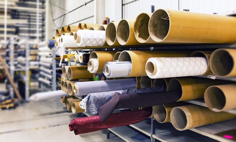 Foxconn investit 174 millions au Kentucky, sans lien officiel avec Apple Rows of textile rolls stored in a factory for industrial manufacturing.
