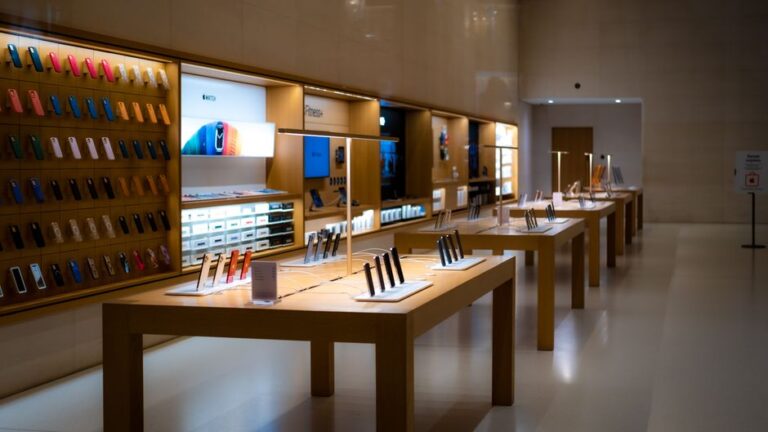 Cyber Monday Apple prolongé : AirPods 4 ANC à 99 $ et MacBook Air M4 à 749,99 $ Sleek interior of a high-tech store showcasing various mobile devices and accessories.