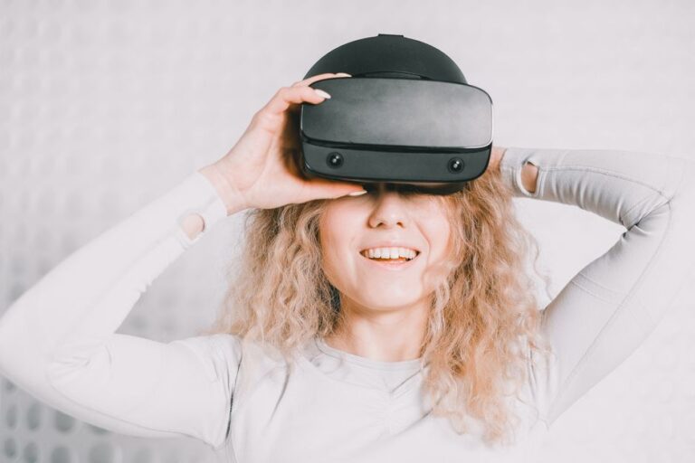 Apple Vision Pro M5 contre Steam Frame : 23 millions de pixels face au jeu VR Smiling woman wearing a VR headset and experiencing virtual reality excitement.