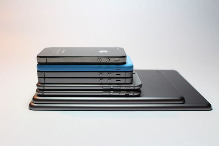 iPad mini 7 à 349 dollars le 1er décembre 2025 : mini-prix, maxi contrainte Stacked modern smartphones and tablets showcasing sleek design. Perfect tech background.