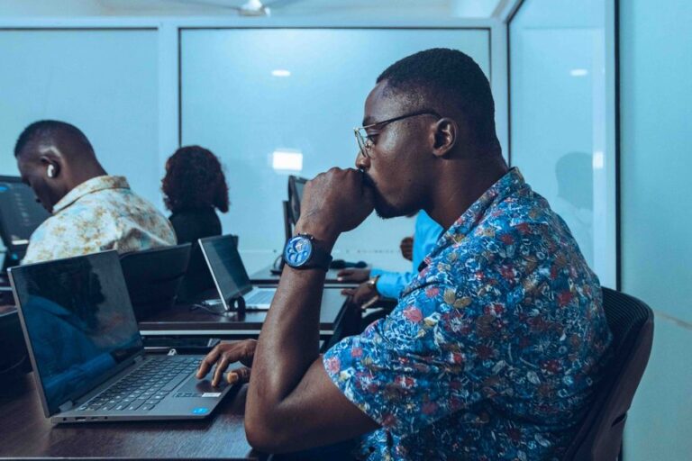 Detroit : 30 millions pour l’Apple Developer Academy, jusqu’à 200 places en formation longue Students in an IT class learning coding and software development in Accra, Ghana.