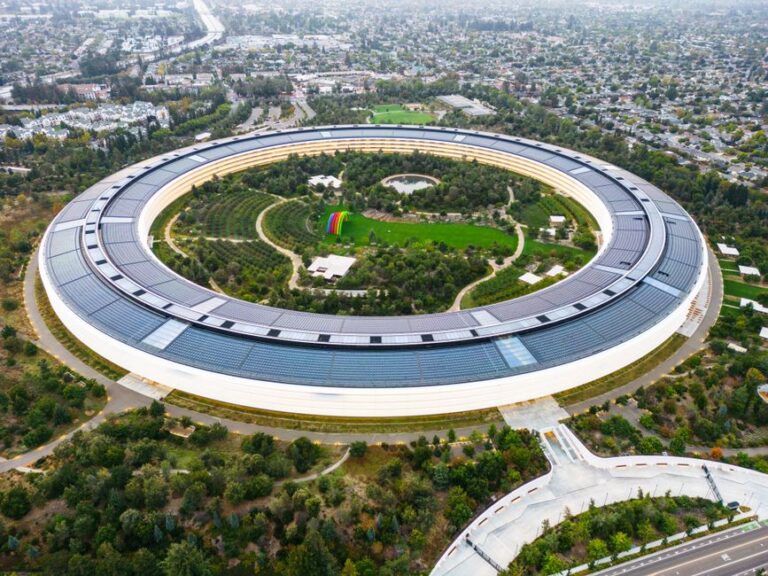 Apple Park déborde : 1,1 milliard de dollars d’espaces de bureaux en 2025 Stunning aerial view of the modern Apple Park in Cupertino, showcasing its unique circular design and lush greenery.
