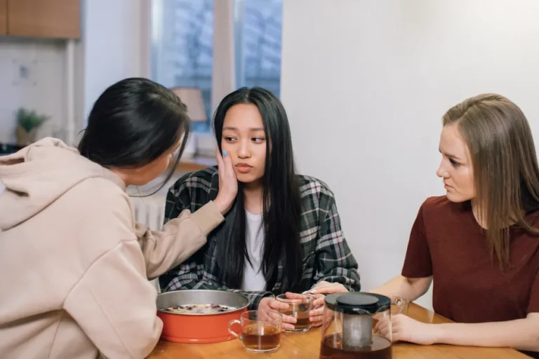 Imperfect Women arrive le 18 mars 2026 sur Apple TV, Weisman rempile Three women at a table offering emotional support and comfort to a friend, fostering compassion and empathy.