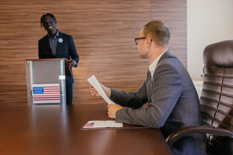 Tim Cook et Trump en 2025 : la pomme sous pression Two professionals in discussion during a political meeting in a modern conference room.