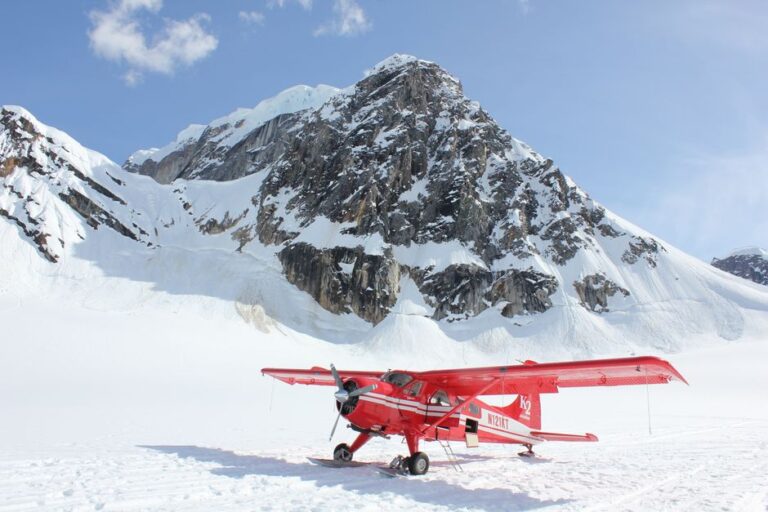 The Last Frontier annulée après 10 épisodes : Apple TV+ coupe court Vibrant red plane on the snowy terrain of Denali National Park, Alaska.