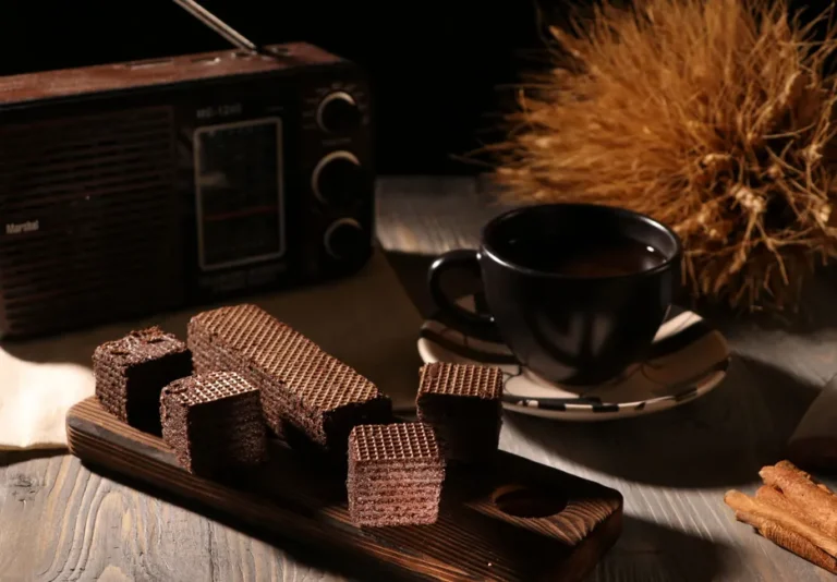 iPhone 18 : l’A20 pourrait coûter 280 dollars à Apple, ça pique déjà Warm rustic scene with chocolate wafers, a cup of coffee, and vintage radio on wooden table.