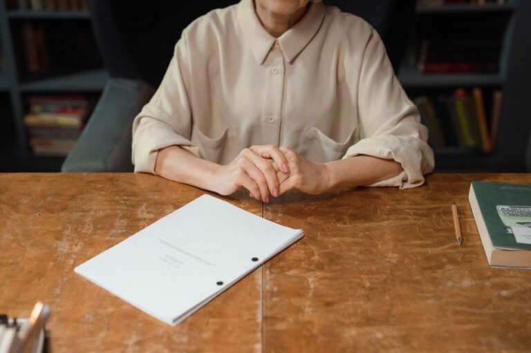 The Teacher : le film Apple TV+ annoncé en décembre 2025, sans date de sortie Woman sitting at wooden desk reviewing a screenplay in an office setting.