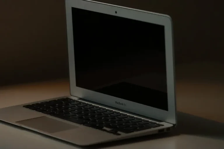 MacBook Air à 599 dollars en janvier 2026 : le rabais a un piège A clean and minimalist close-up of a MacBook Air on a desk, perfect for tech and lifestyle themes.