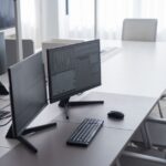 Docks Thunderbolt pour Mac : 7 offres jusqu'à 35 % de remise en janvier 2026 A clean and modern office desk with dual monitors and ergonomic chairs, ideal for productivity.