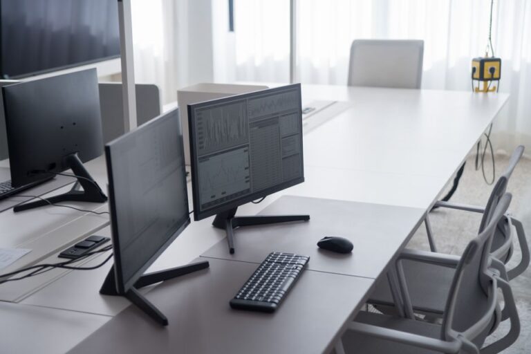 Docks Thunderbolt pour Mac : 7 offres jusqu’à 35 % de remise en janvier 2026 A clean and modern office desk with dual monitors and ergonomic chairs, ideal for productivity.