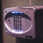 Aqara U400 au CES 2026 : l'ouverture UWB sans contact A close-up image of an illuminated security keypad mounted on a wall.