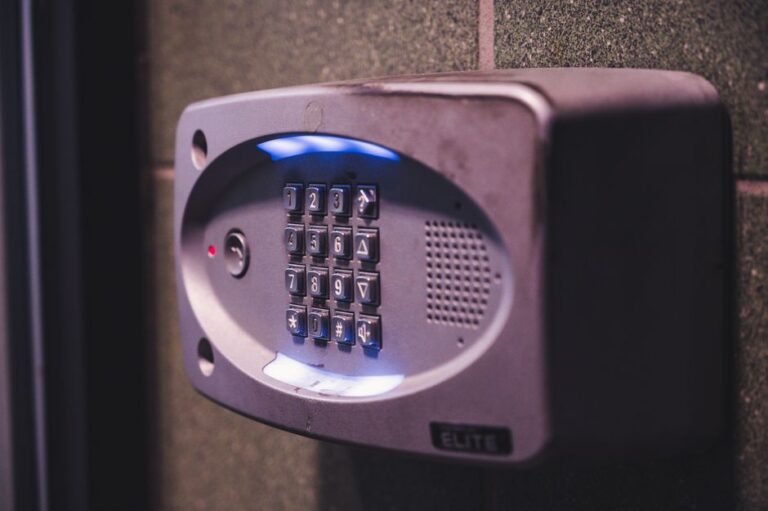 Aqara U400 au CES 2026 : l’ouverture UWB sans contact A close-up image of an illuminated security keypad mounted on a wall.