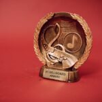 The Studio porte Apple TV+ aux Actor Awards 2026, 12 nominations au compteur A close-up of a golden music award trophy against a vibrant red background.