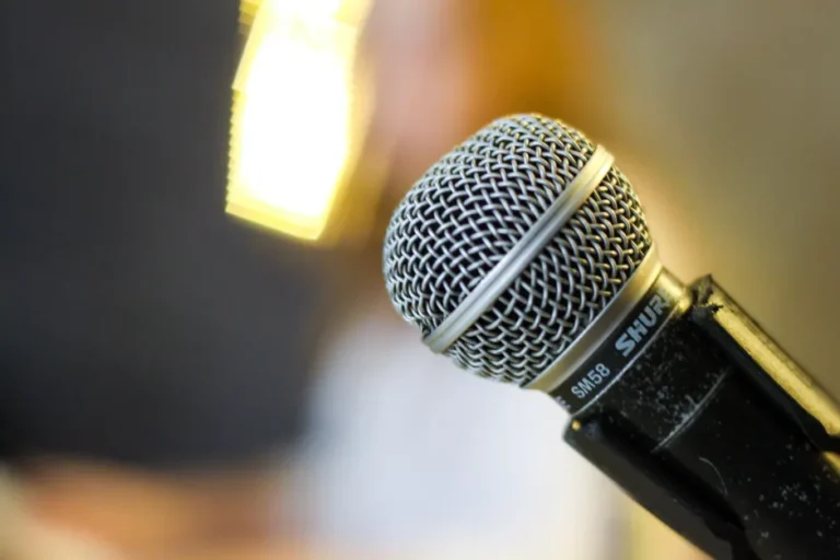 Le Shure MV88 revient en USB-C à 159 dollars : le câble peut aller bouder A detailed view of a Shure SM58 microphone, ideal for recording and live performances. Perfect for audio enthusiasts.