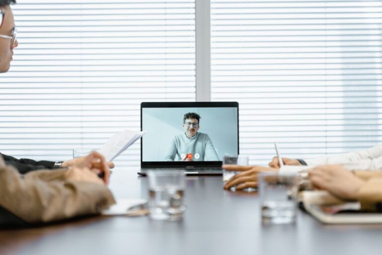 Assemblée Apple 2026 : la Chine au menu le 24 février A diverse group participates in a virtual meeting using modern technology.