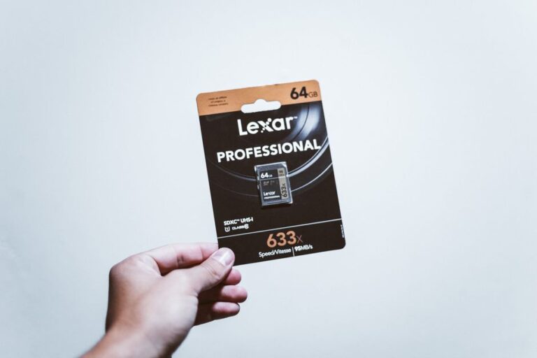 Lexar Workflow Dock : six baies, jusqu’à 40 Gb/s et un ventilateur bavard A hand holding a packaged 64GB Lexar Professional SD card, ideal for digital storage.