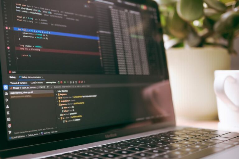 YouTube Clips sur Mac : le calque qui bloque le bouton A laptop screen showing programming code and debugging tools, ideal for tech topics.