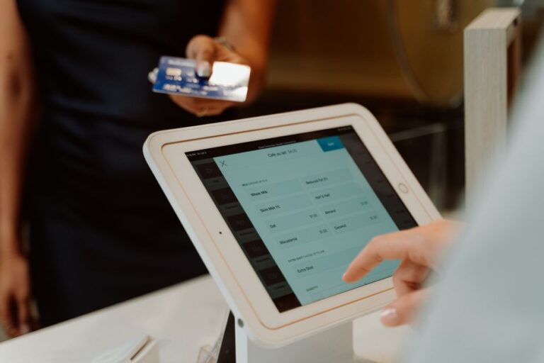 iPad Pro M5 13 pouces à 1 149,99 dollars le 22 janvier 2026 : le rabais qui fait tilt A modern cashless payment system using a tablet and card for seamless transactions.