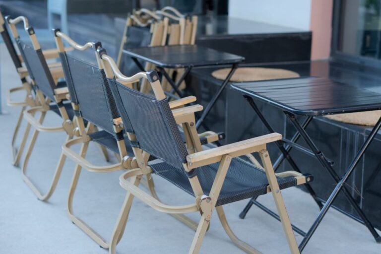 iPhone Fold 2026 : la dalle sans pli passe au révélateur A neat arrangement of foldable chairs and tables outside, perfect for outdoor gatherings.