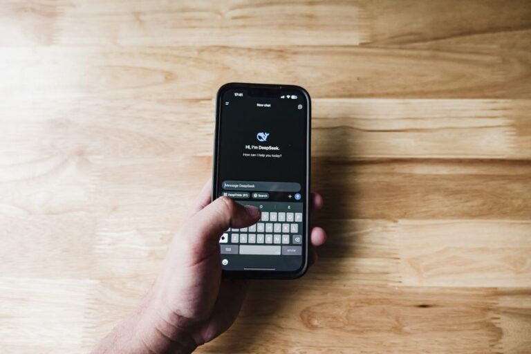App Store : 380 millions de messages de chatbot exposés, le jardin clos prend l’eau A person interacting with an AI assistant on a smartphone indoors.