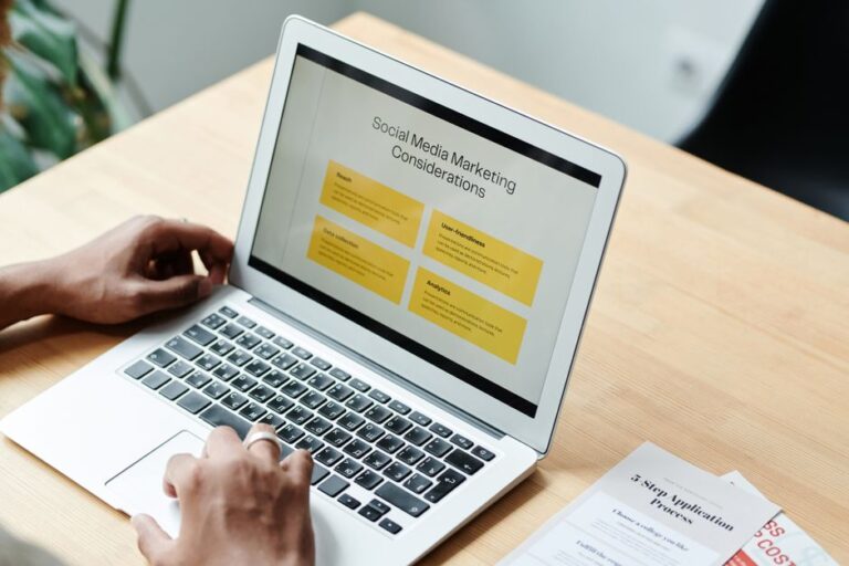 Apple Creator Studio à 12,99 dollars : iWork reste gratuit A person using a laptop to review social media marketing strategies at home.