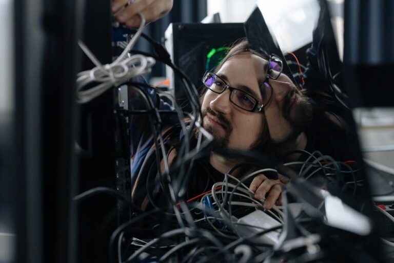 Thunderbolt 5 s’étire à 2 mètres pour 79,99 dollars, mais le Mac choisit le débit A skilled IT technician organizing tangled cables at his workstation in an office environment.