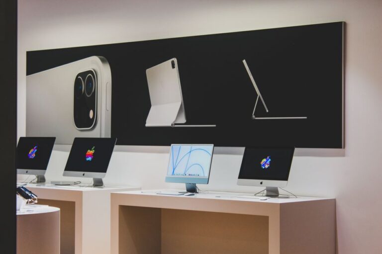 Apple lâche 150 000 dollars dans le New Jersey, les prix fantômes passent à la caisse A sleek computer store featuring modern desktop displays and technology advertisements.