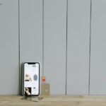 Apple Card : JPMorgan reprend plus de 20 milliards en 2026, mais pas tout de suite A smartphone displaying an ecommerce site with a credit card, set on a wooden surface, depicting online shopping.
