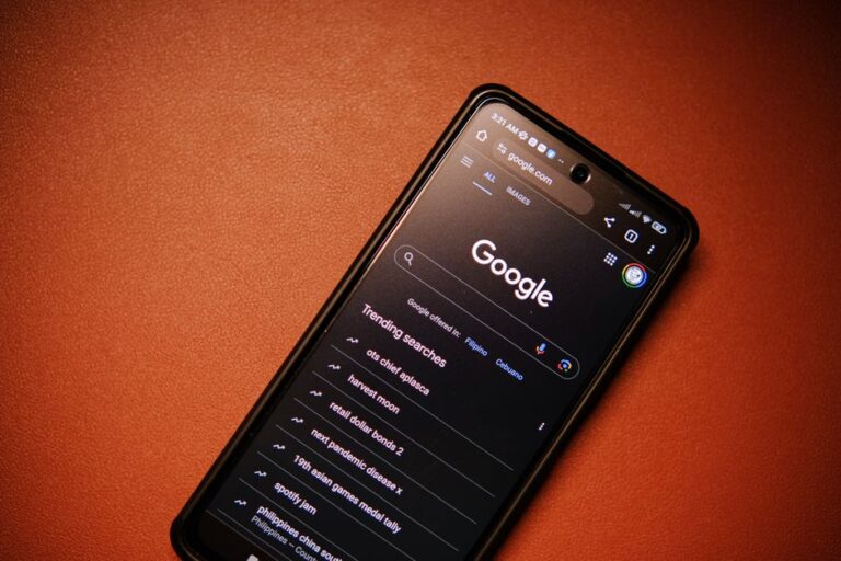 iPhone Air 2 en 2027 : l’écran du Fold pourrait s’affiner A smartphone displaying Google Search trends on a table at night.