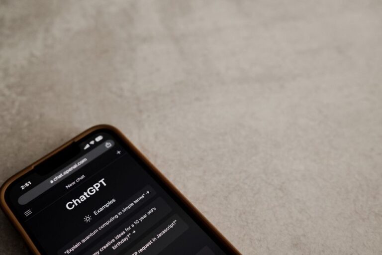 Publicités dans ChatGPT en 2026 : l’iPhone à la caisse? A smartphone displays the ChatGPT interface on its screen, symbolizing modern AI technology.