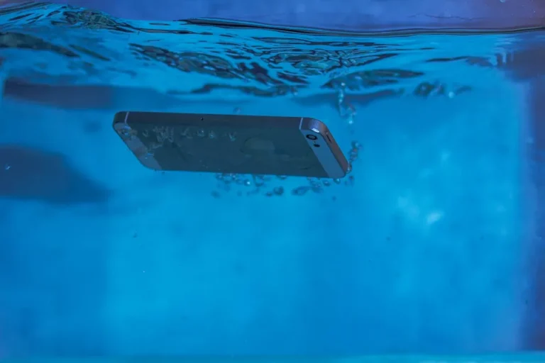 iPhone Air en Chine : faible part au T4 2025, pas flop A smartphone underwater displaying air bubbles and motion in vivid blue water.
