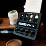 Apple Creator Studio arrive le 28 janvier 2026 pour 12,99 dollars A Stream Deck on a wooden desk, featuring various buttons and controls in a home studio setup.