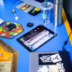 Apple Creator Studio arrive le 28 janvier 2026 à 12,99 $ : le piège du bundle A vibrant workspace featuring an iPad, keyboard, mouse and a tumbler on a blue desk.
