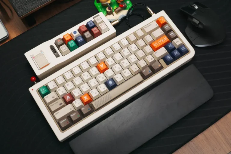 8BitDo C64 à 109,99 dollars : le clavier rétro qui met le Mac en mode bricolage A vintage-style mechanical keyboard with colorful keycaps and side keypad on a desk setup.