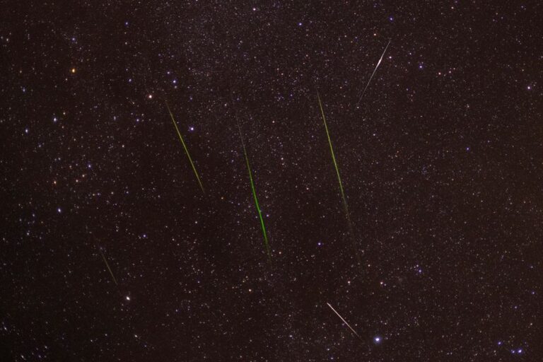 Pickle, météore, phare : les 19 emoji d’Emoji 18.0 attendus sur iPhone fin 2026 ou en 2027 Bright meteors streak across a starry night sky during a captivating shower.
