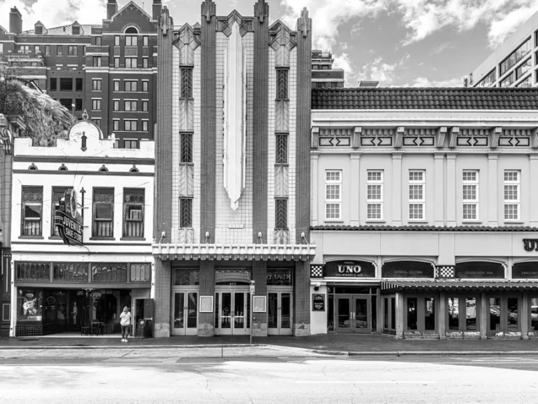 Apple Sainte-Catherine ouvre le 16 janvier 2026 avec plus de deux fois la surface: le jardin clos pousse ses murs Classic architecture of historic urban buildings in black and white.