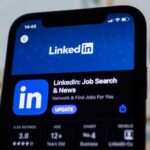 App Store : plusieurs publicités dès le 3 mars 2026, le jardin se remplit Close-up image of the LinkedIn app update screen on a smartphone display.