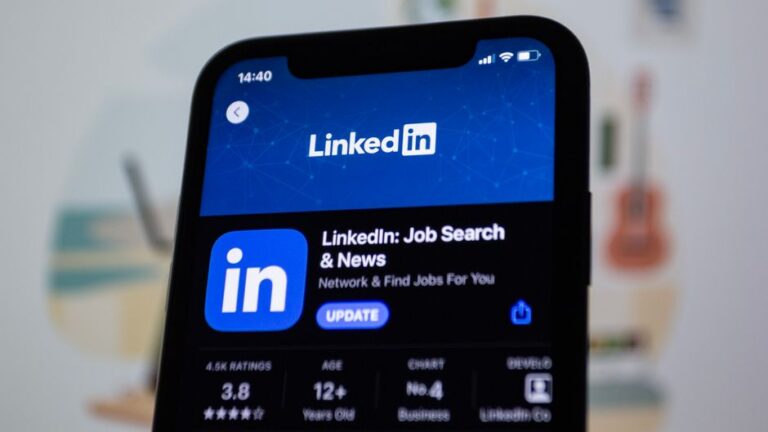 App Store : plusieurs publicités dès le 3 mars 2026, le jardin se remplit Close-up image of the LinkedIn app update screen on a smartphone display.
