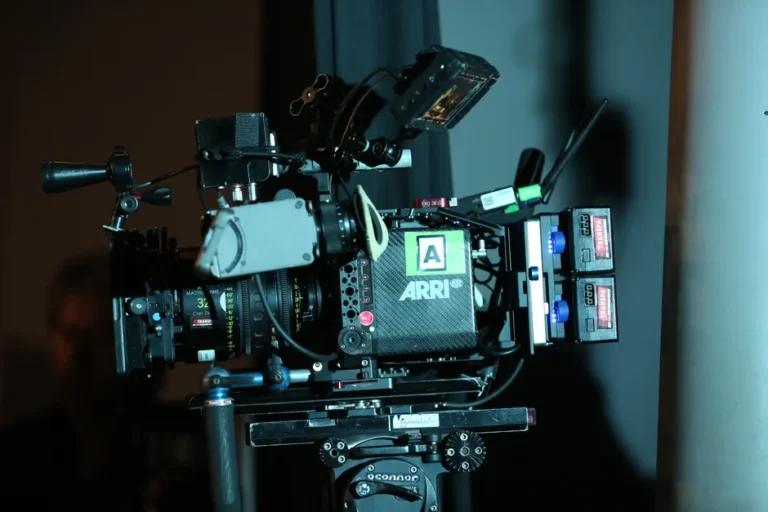 Apple TV+ adapte le Cosmere : Mistborn au cinéma, Stormlight en série Close-up of a professional ARRI video camera rig set up for filming indoors.