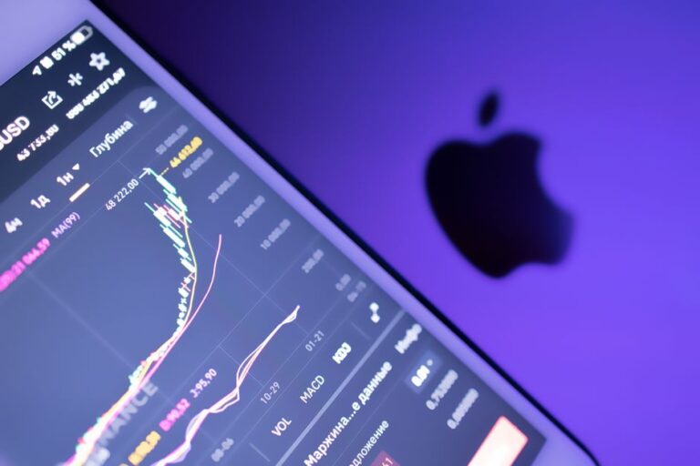 Apple signe sa 19e victoire chez Fortune en 2026, mais l’IA tousse Close-up of a stock market graph on a digital device with an Apple logo in purple lighting.