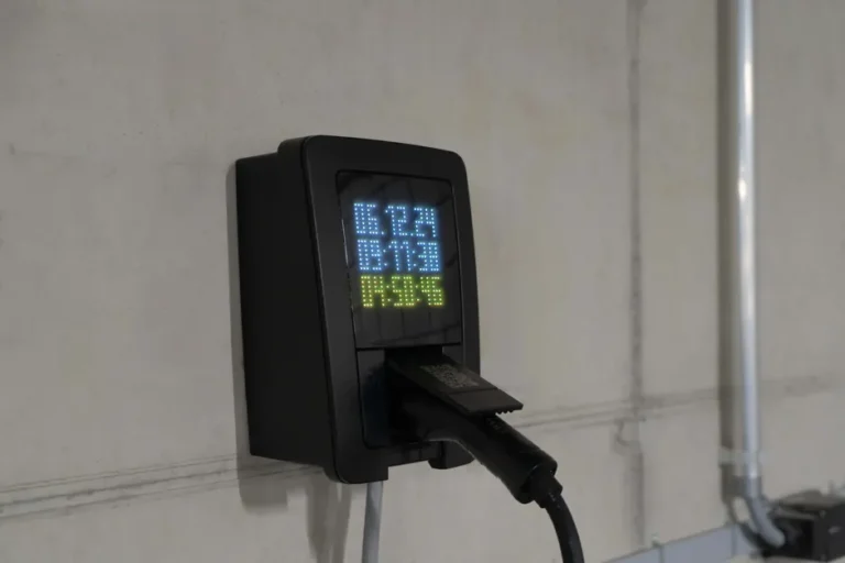Anker Nano 45 W : l’écran qui surveille la charge, sans faire semblant Close-up of an electric car charging station with digital display showing charge stats.