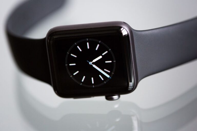 Apple Watch et détection des chutes : plainte USITC du 12 décembre 2025 Close-up of an elegant black smartwatch with a minimalist classic dial on a light background.