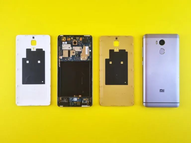 iPhone Air 2 : 2026 ou 2027, le calendrier en vrille Close-up of disassembled smartphone on vibrant yellow surface, showing various parts.