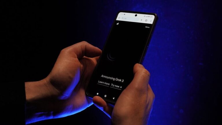X et Grok sur l’App Store en 2026 : la règle au banc d’essai Close-up of hands holding a smartphone displaying 'Announcing Grok 3' on a dark background.