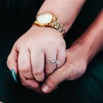 Apple Watch Unity Connection à 99 dollars : la boucle est bouclée Close-up shot of hands holding, highlighting a ring and watch, symbolizing unity.